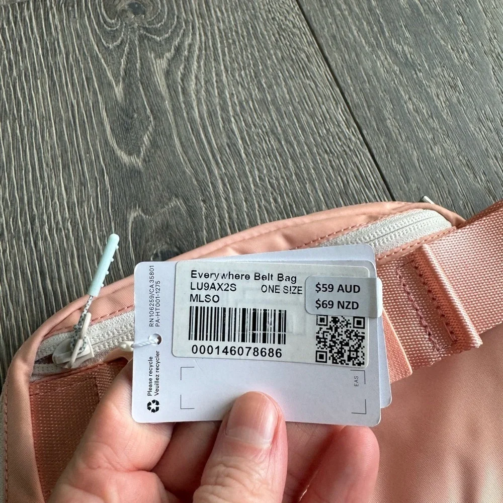 Lululemon Everywhere Belt Bag in Melon Sorbet - Picture 4 of 7